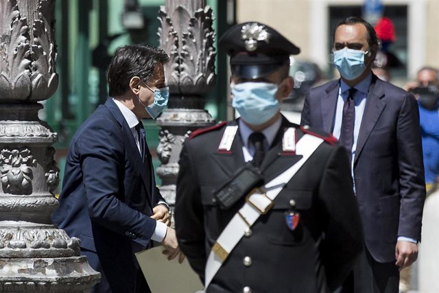 El primer ministro italiano, Giuseppe Conte, con mascarilla