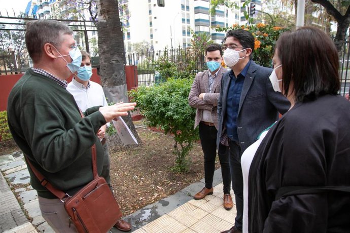 El presidente del Cabildo de Tenerife, Pedro Martín, en una visita a la sede de Café Calor