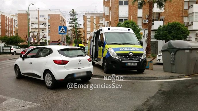 Siniestro vial en la calle Rafael Laffón, en el que Policía Local investiga a una mujer que ha superado el doble de la tasa máxima de alcoholemia.