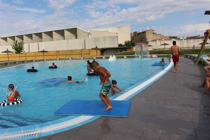 Bañistas en una piscina.