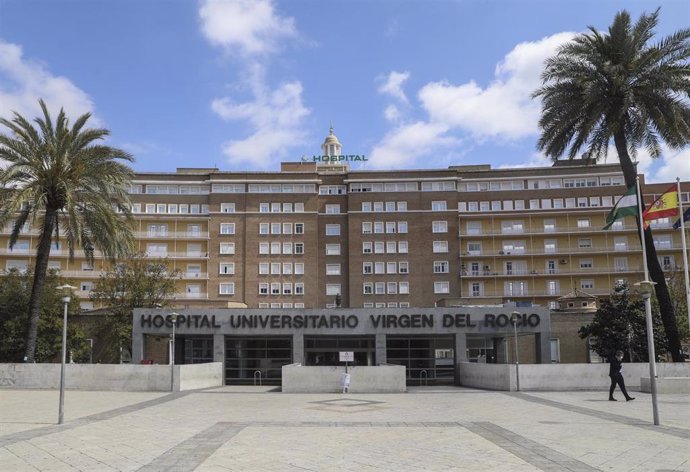 Fachada del Hospital Universitario Virgen del Rocío al final de la segunda semana del estado de alarma por coronavirus, Covid-19. En Sevilla, (Andalucía, España), a 27 de marzo de 2020.