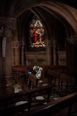 Fieles celebran la Santa Misa en la cripta de la Catedral de  María Inmaculada (catedral nueva) en Vitoria durante el día en el que se reabre al público, al entrar en fase 1 de desescalada. En Vitoria, a 11 de mayo de 2020.