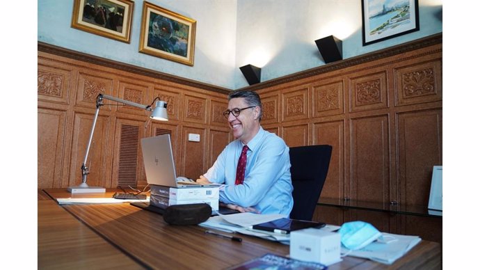 El alcalde de Badalona (Barcelona), Xavier García Albiol, en una reunión telemática con el sector empresarial.