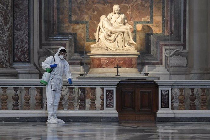 Desinfectan la Basílica de San Pedro para su reapertura