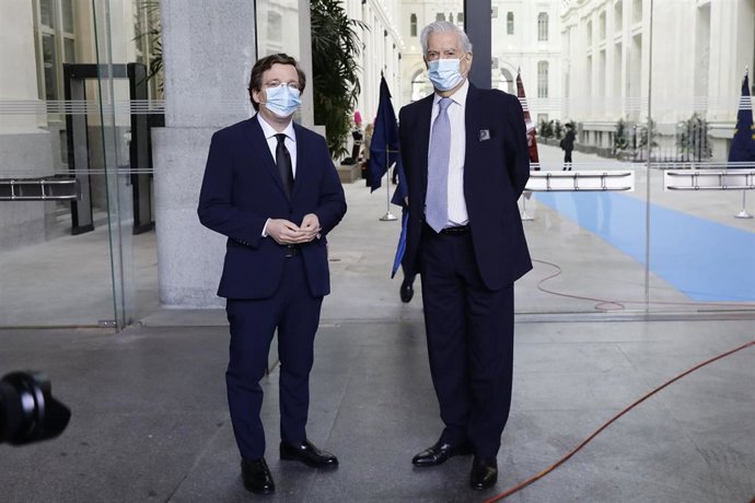 Mario Vargas Llosa con el alcalde, José Luis Martínez-Almeida