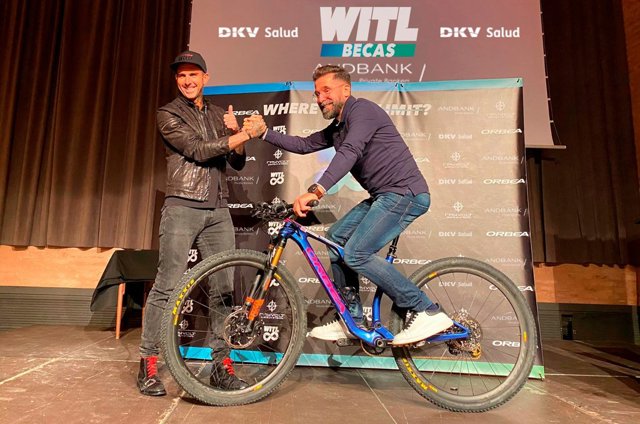 Where is the limit entregó 25.000 euros en becas a proyectos solidarios deportivos y contra la COVID-19