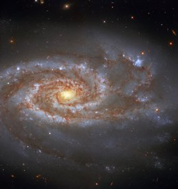 Una galaxia con dos supernovas, captada por el Hubble