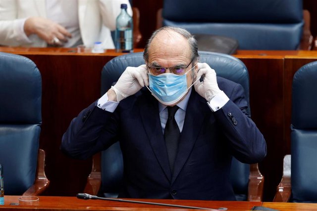 El portavoz del grupo socialista, Ángel Gabilondo, se coloca la mascarilla en el pleno de la Asamblea de Madrid. Archivo.