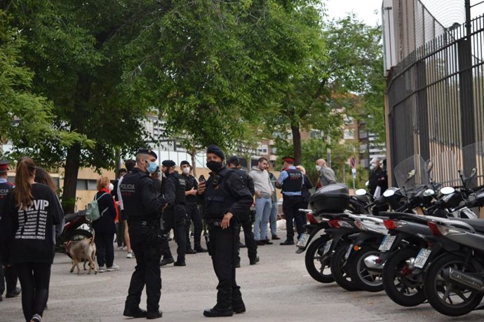 Dispositiu policial a la plaa Artós de Barcelona per una concentració convocada contra el Govern central.