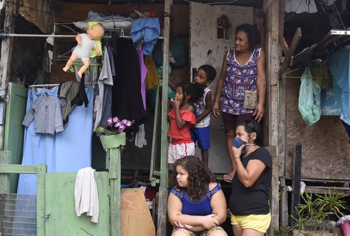Imagen de varios residentes en las favelas de Río de Janeiro. 