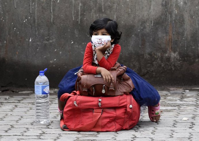 Una niña india en la pandemia del coronavirus. 