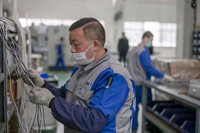 Imagen de un trabajador en China con mascarilla por el coronavirus. 