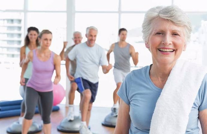 Personas mayores realizando ejercicio