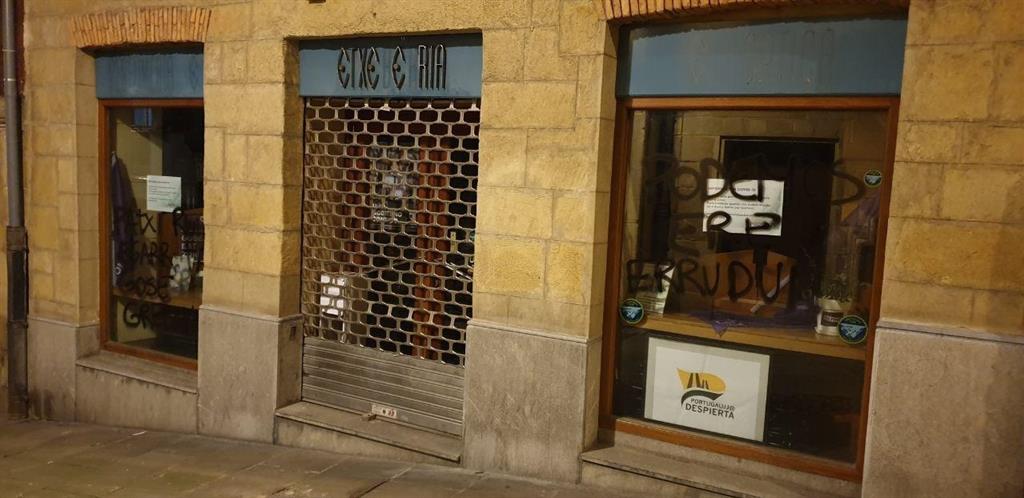 Podemos denuncia la aparición de pintadas en su sede de Portugalete (Vizcaya): "Un acto de intolerancia injustificable" 1