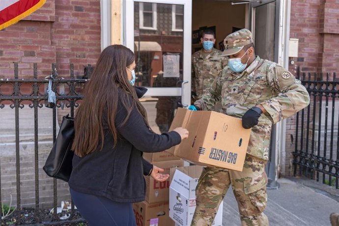 La Guardia Nacional de EEUU reparte suministros en Nueva York