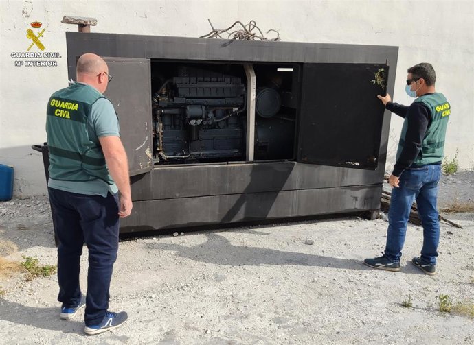 Guardias civiles con el grupo electrógeno recuperado.