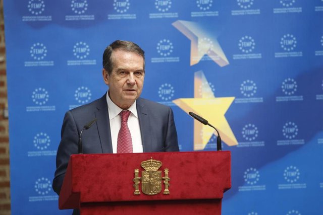 El presidente de la FEMP y alcalde de Vigo, Abel Caballero, durante su intervención en el acto del 40 aniversario de las primeras elecciones democráticas, en el que el Rey Felipe VI, ha recibido la Llave de Oro del Municipalismo.