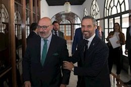 El portavoz parlamentario de Vox, Alejandro Hernández, y el consejero de Hacienda, Juan Bravo, en una imagen de archivo. 
