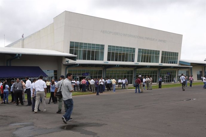 Panamá amplía la prohibición de los vuelos internacionales por "razones de salud