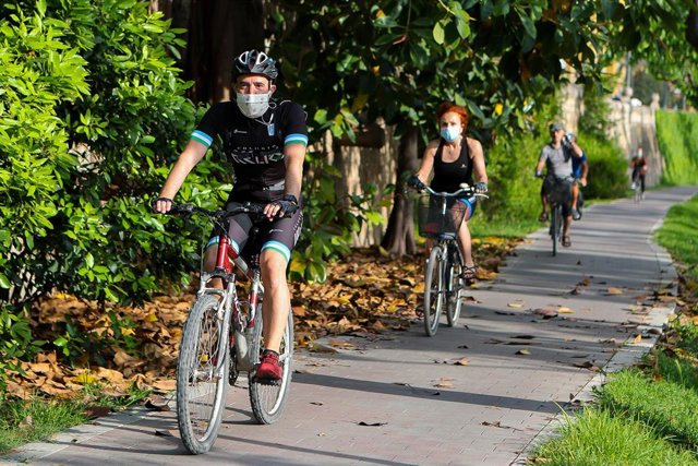 Ciclistas disfrutan por el parque del Río Turia durante su franja horaria permitida en la desescalada ante la crisis del Covid-19 en la que mayores de 14 años y menores de 69 tienen permitidas las salidas para pasear y hacer deporte.