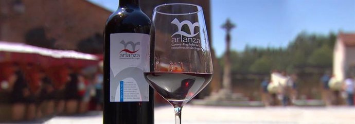 Imagen de archivo de una botella y copa de vino de la DO Arlanza