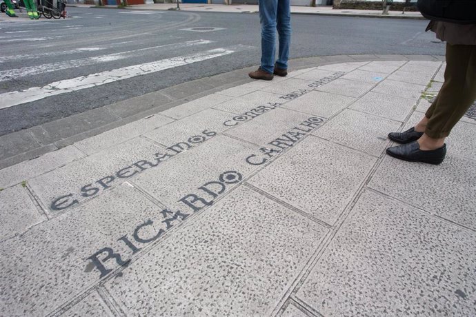 Cita de Carvalho Calero pintada en una de las aceras de las calles del casco urbano de Lugo. 