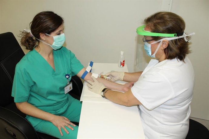 Analitica realizada a una trabajadora del Hospital Vithas Vigo para comprobar si está contagiada