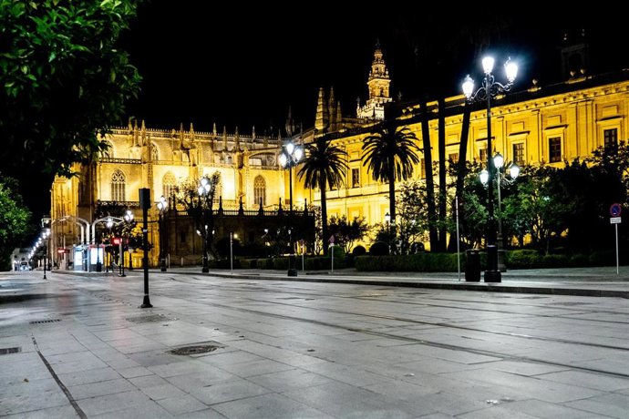 El Archivo de Indias y la Catedral de Sevilla de noche