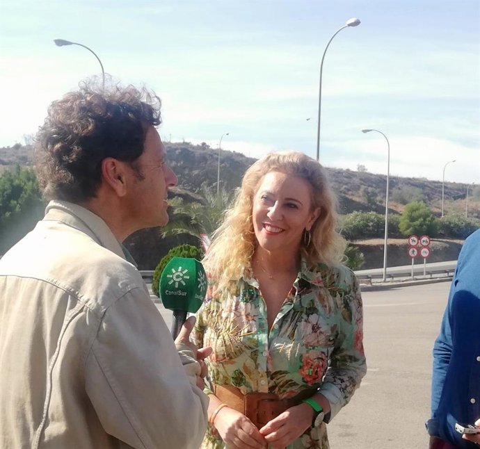 La candidata del PP al Congreso Carolina España atiende a los medios en una imagen de archivo.