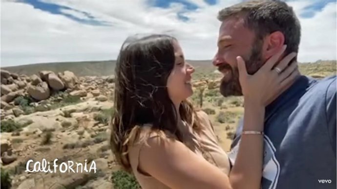 Ana de Armas y Ben Affleck, en el vídeo de Residente
