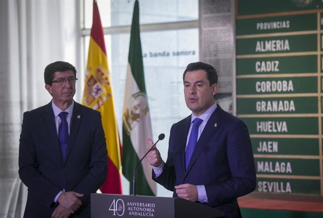 El presidente de la Junta de Andalucía, Juanma Moreno (d), junto al vicepresidente de la Junta de Andalucía, Juan Marín (i), en la Casa de Blas Infante y Museo de la Autonomía de Andalucía. En Coria del Río, a 24 de febrero de 2020.