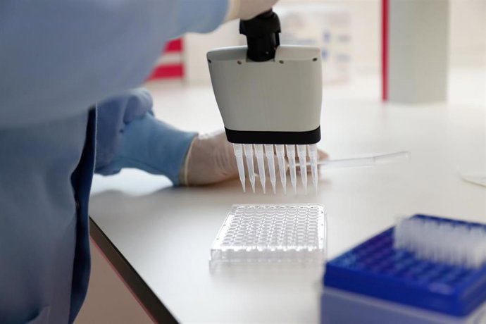 Un hombre trabaja en el edificio del Control de Calidad del Laboratorio del Centro Militar de Farmacia de la Defensa en la base logística de San Pedro, en Colmenar Viejo/Madrid (España) a 16 de abril de 2020.