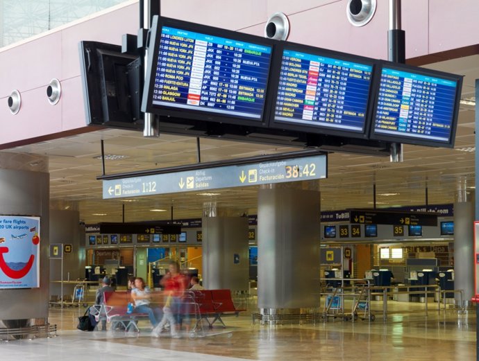 Los ocho aeropuertos canarios recibieron 3.560.704 pasajeros durante el pasado mes de febrero, lo que supone un incremento del 6,1% respecto a febrero de 2017, según datos de Aena.  Los aeropuertos del archipiélago con mayor tráfico de pasajeros fueron 