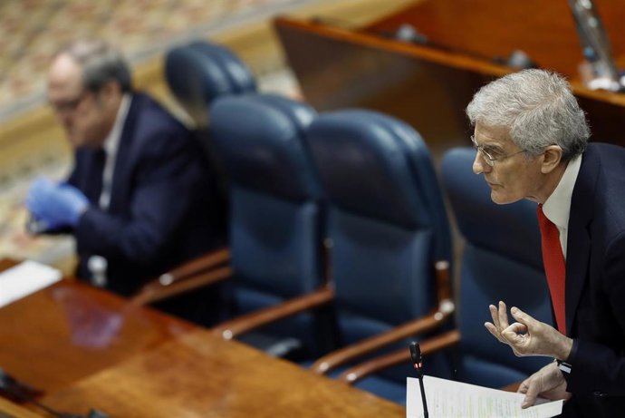 El diputado socialista José Manuel Freire, durante su intervención en la sesión de control al ejecutivo regional en la Asamblea de Madrid de este jueves, con el portavoz socialista Ángel Gabilondo de fondo.