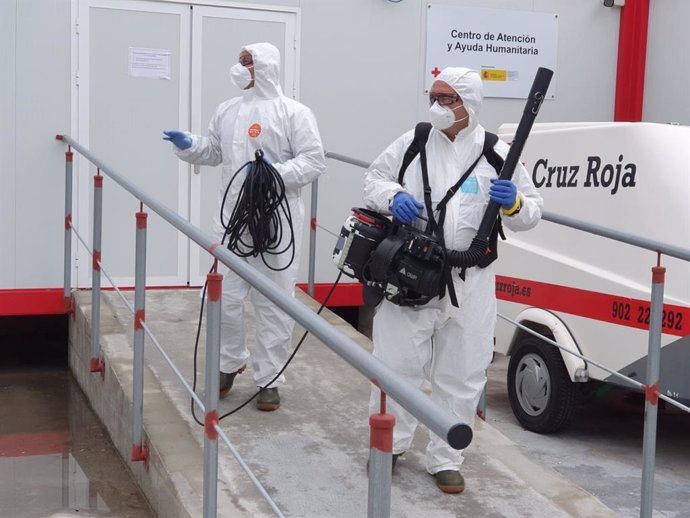 Infantes de marina desinfectan instalaciones de la Cruz Roja en la provincia de Cádiz, en el marco de la Operación Balmis.
