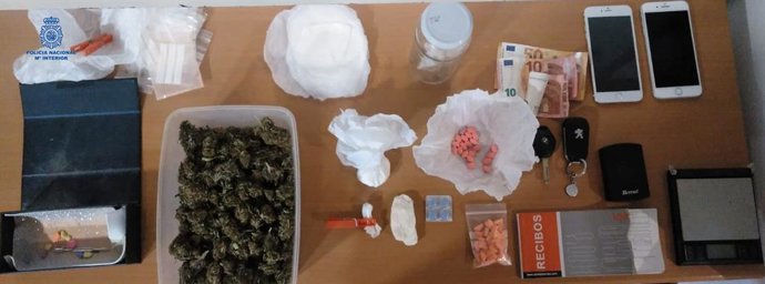 Material incautado al detenido como presunto autor de un delito de malos tratos y contra la salud pública en el barrio palmesano de Foners.