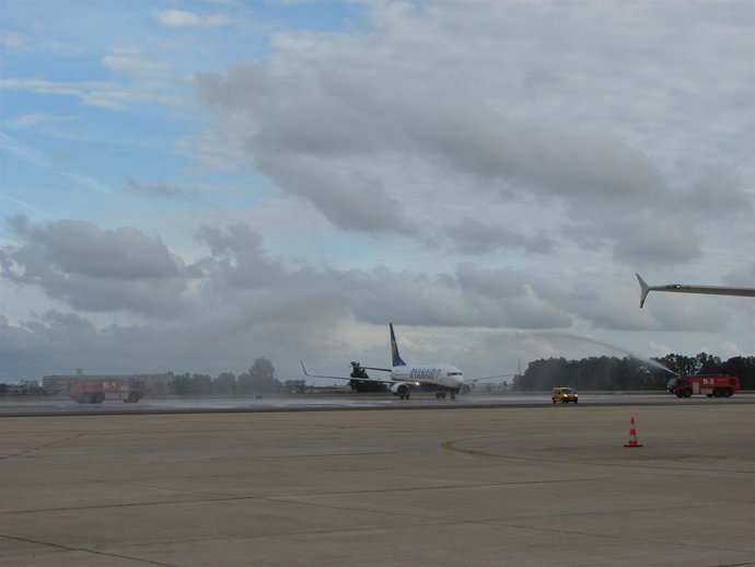 Avión de la ruta de Nápoles-Sevilla en el aeropuerto de San Pablo (Foto de archivo).