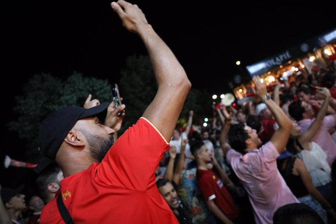Aficionados del Liverpool celebran la victoria de su equipo en la final de la copa de Europa en los aledaños del estadio Wanda Metropolitano de Madird el año pasado.