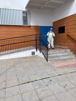 Ayuntamiento de Alcalá de Guadaíra desinfecta colegios.