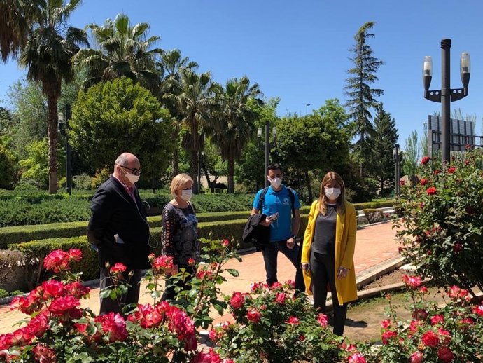 La concejal de Mantenimiento, Eva Martín, en un parque de Granada.