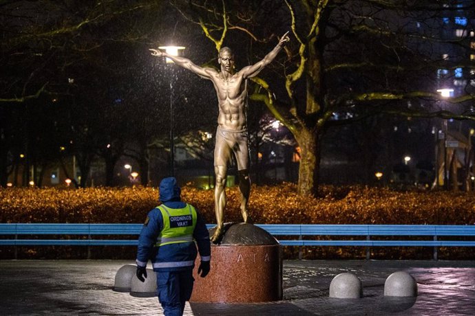 La estatua de Ibrahimovic en Malm, antes de ser destrozada