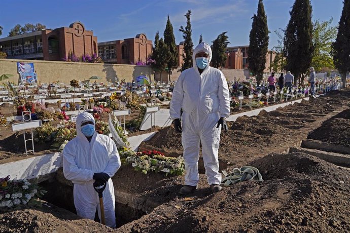 Sepultureros con equipos de protección frente al coronavirus en el Cementerio General de Santiago de Chile