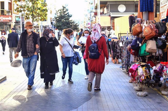 Personas con mascarilla en Estambul, Turquía
