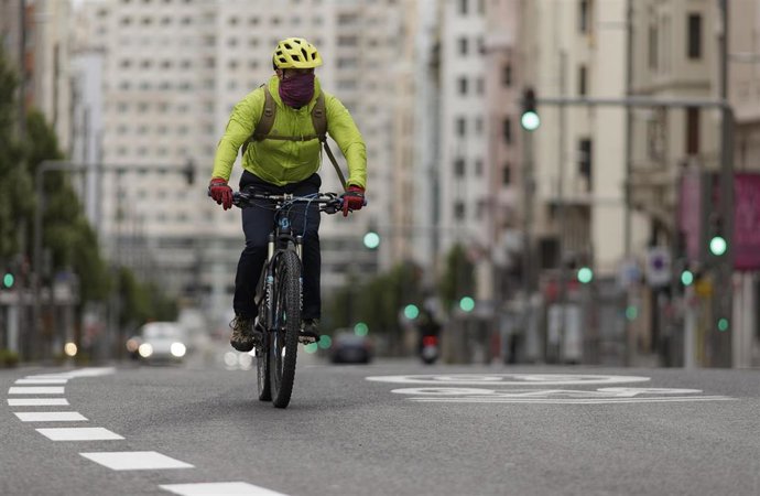 Un hombre monta en bicicleta por la Gran Vía de Madrid durante el día 59 del estado de alarma por la pandemia del Covid-19, en Madrid (España) a 12 de mayo de 2020.