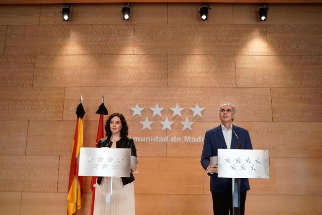La presidenta de la Comunidad de Madrid, Isabel Díaz Ayuso, y el consejero de Sanidad de la comunidad, Enrique Ruiz Escudero, comparecen en rueda de prensa.