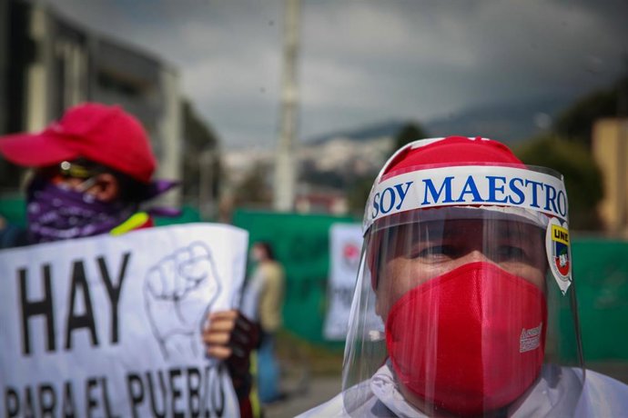 Imagen de un hombre con mascarilla en Ecuador por el coronavirus. 