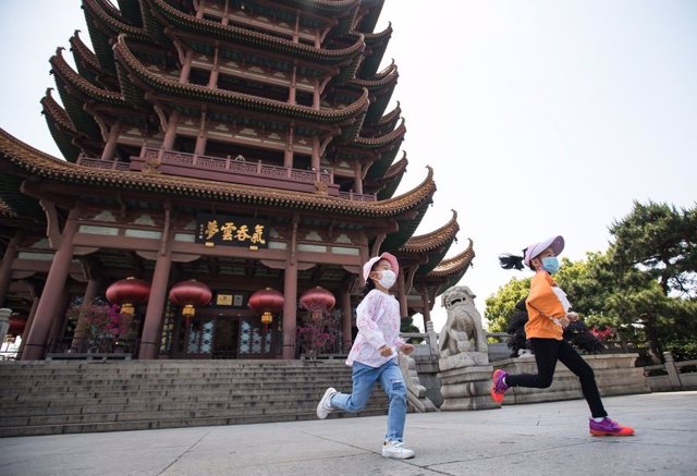 Niños con mascarilla en Wuhan, China