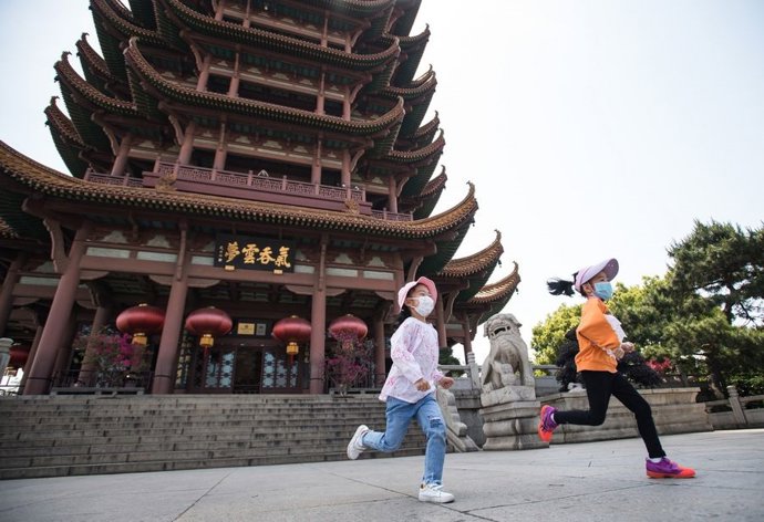 Nens amb mascarilla en Wuhan, la Xina