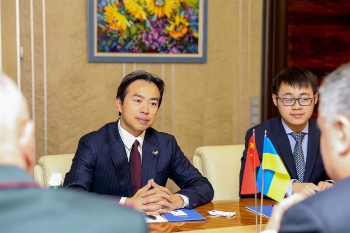 El embajador de China en Israel, Du Wei, durante su desempeño como embajador en Ucrania