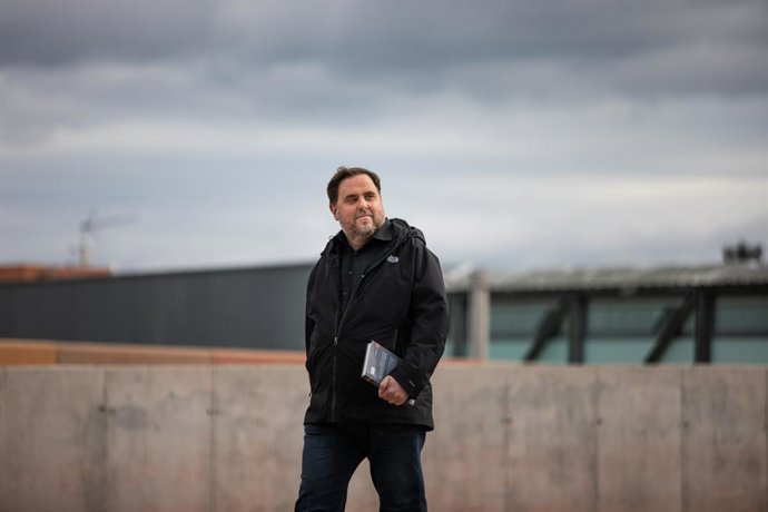 El líder d'ERC, Oriol Junqueras, condemnat a 13 anys de presó per sedició i malversació en la sentncia del 'procés', camina per sortir del Centre Penitenciari Lledoners (en el qual porta pres 853 dies) des d'on es desplaar fins al campus de la
